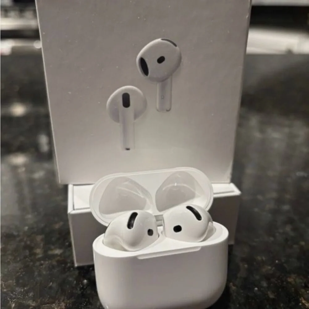 Apple White AirPods Wireless Headset with Charging Case